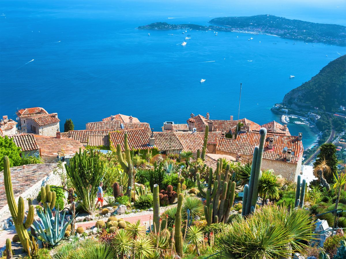 A walk through Cannes (A day in French Riviera Book 2)